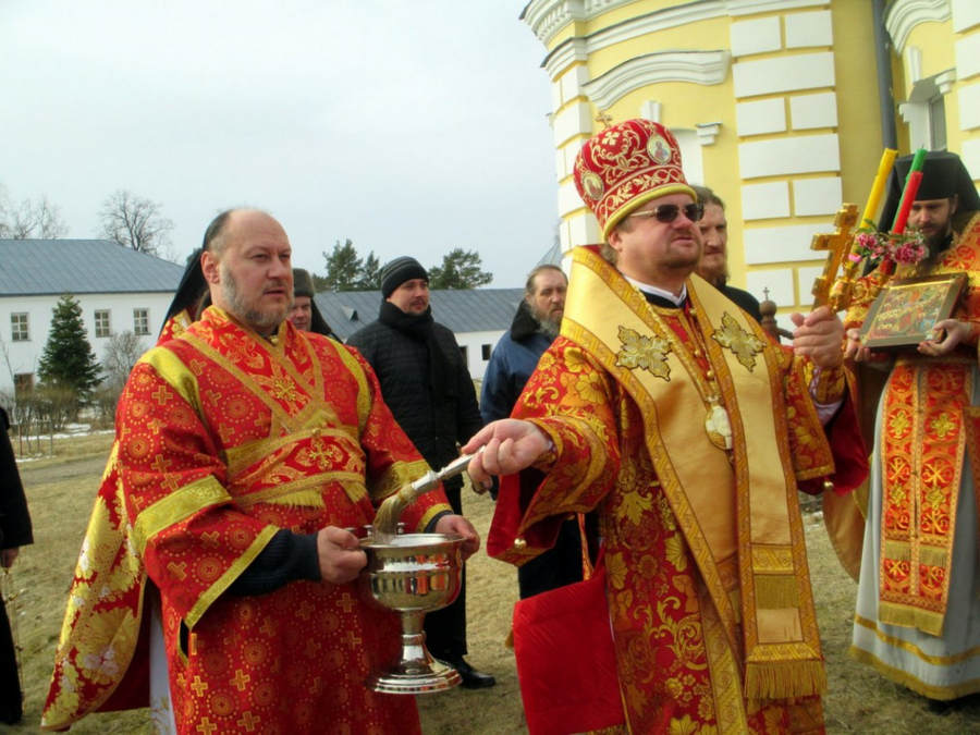 В день Пасхи Христовой епископ Выборгский и Приозерский Игнатий, священноархимандрит Коневского монастыря, посетил островную обитель