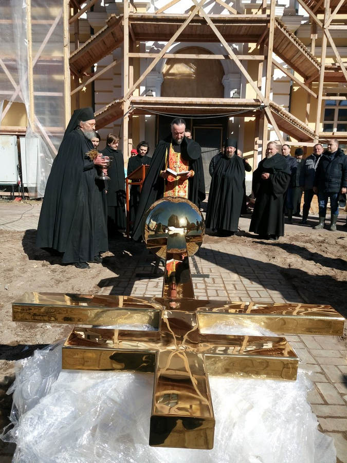 Наместник Коневской обители освятил крест для восстанавливаемой монастырской колокольни