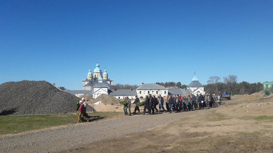 Братия Коневской обители почтила память павших в Великой Отечественной войне заупокойной литией и возложением цветов