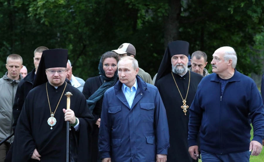 Президент России Владимир Путин и глава Республики Беларусь Александр Лукашенко посетили Коневский монастырь