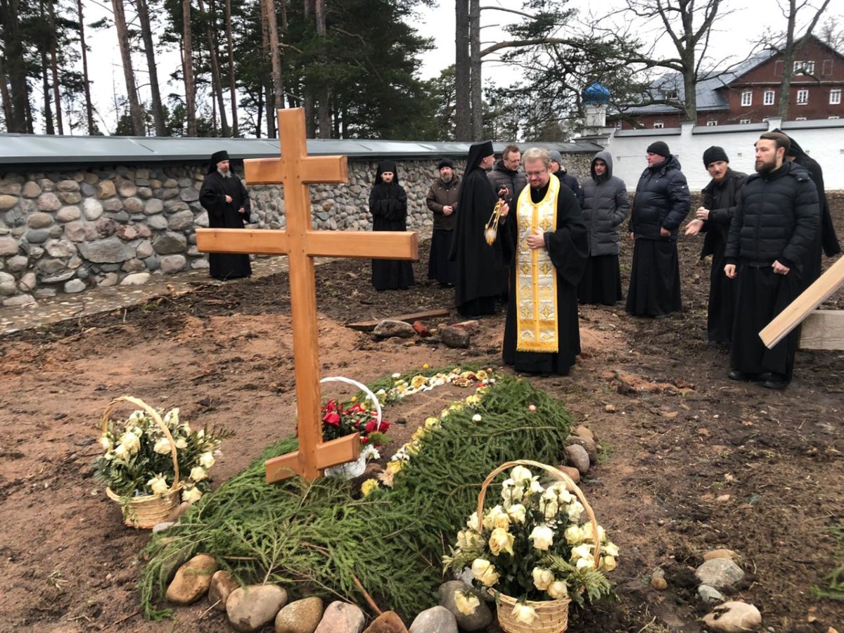 Епископ Выборгский и Приозерский Игнатий совершил  литию на могиле новопреставленного ризничего Коневского монастыря монаха Вениамина