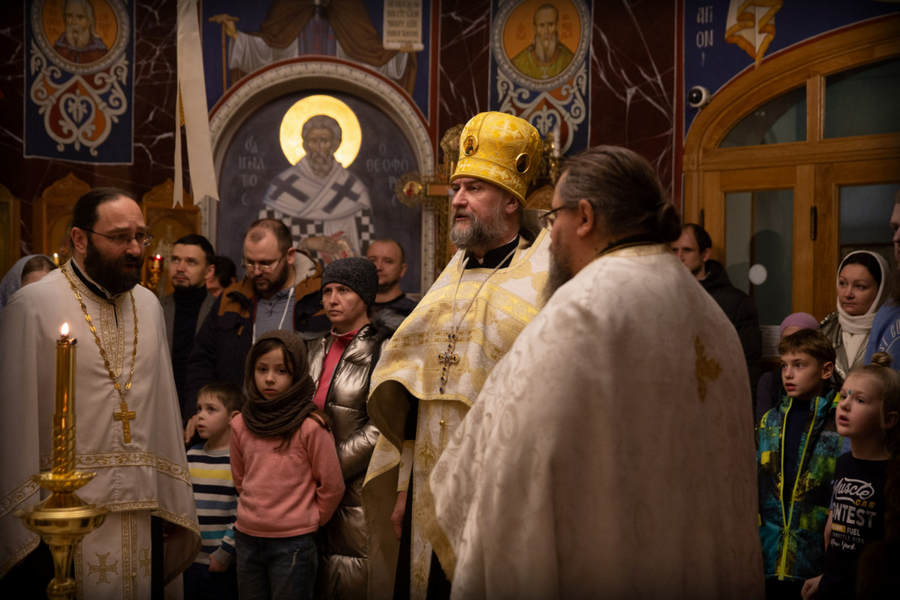 Наместник Коневского монастыря совершил Великую вечерню на петербургском подворье обители, поздравив юных прихожан подворья