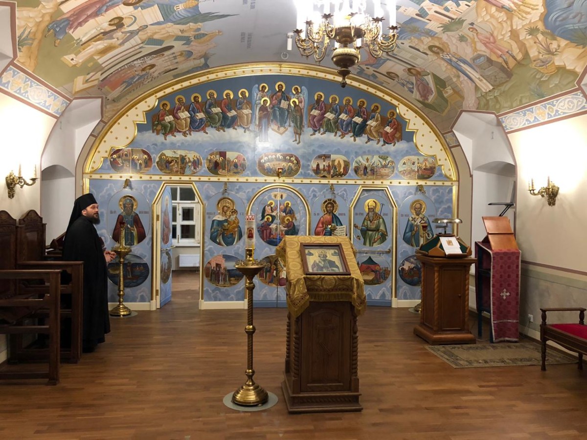 Преосвященнейший Игнатий осмотрел реставрационные работы и завершенные росписи стен, а также храмы в Коневском монастыре