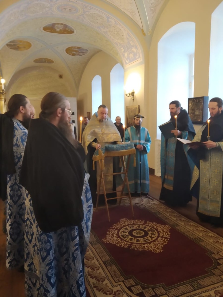 В Коневской обители совершены уставные богослужения с чтением Акафиста Пресвятой Богородице