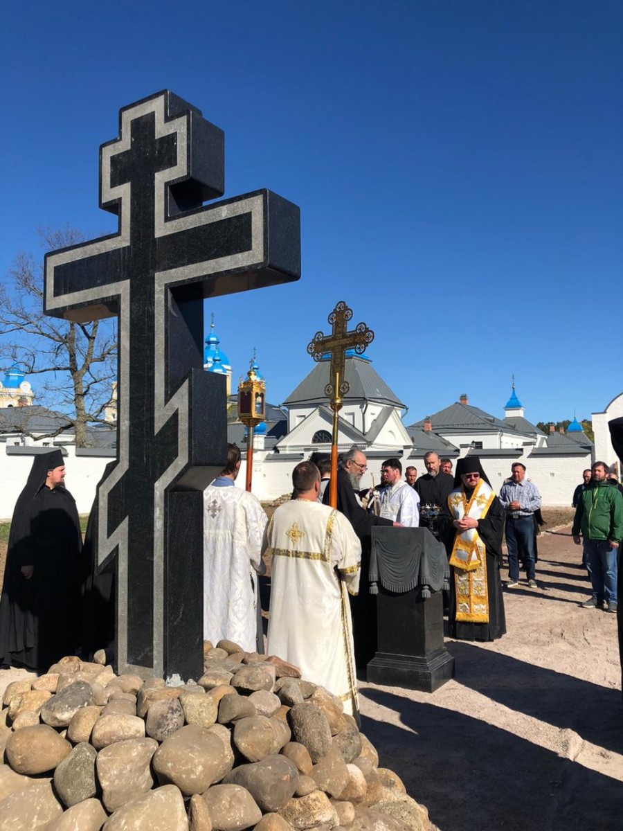 После Литургии Преосвященнейший Игнатий совершил освящение поклонного креста на братском кладбище Коневской обители