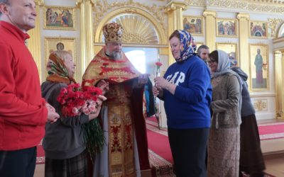 Неделю Жен-мироносиц молитвенно встретили в Коневской обители. Паломниц и сотрудниц служб поздравили цветами
