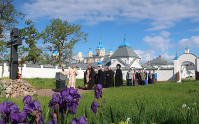 В день Троицкой родительской субботы братия Коневской обители совершила панихиду на братском и мирском монастырских кладбищах