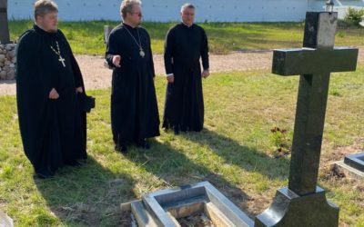 На могилах братского кладбища Коневской обители установлены новые кресты