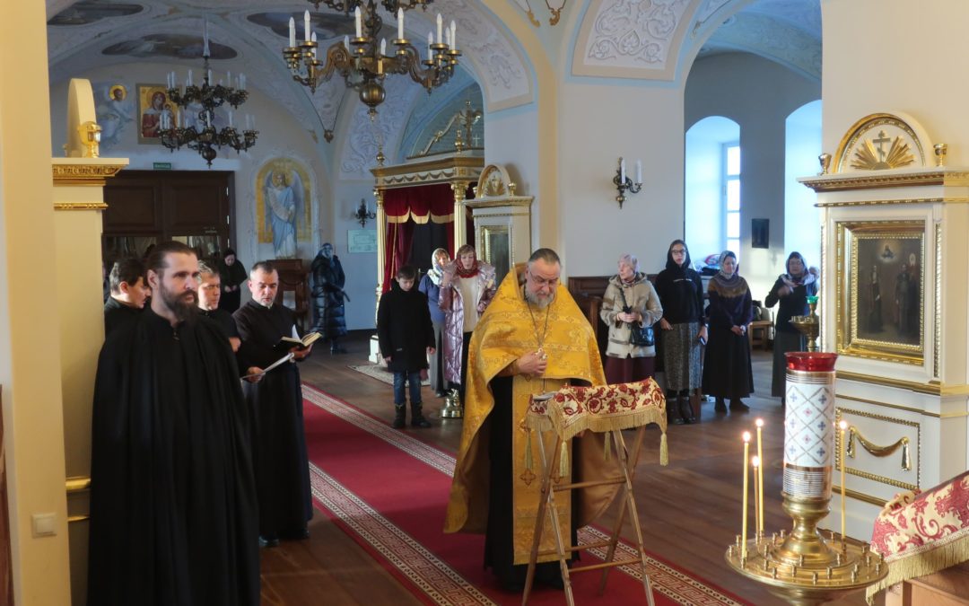 Ночную Божественную литургию и утренний молебен на новолетие совершили на Новый год в Коневской обители