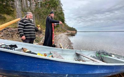 Иеромонах Василиск (Воронин) совершил молебен перед началом рыболовецкого сезона и освятил лодку